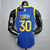 Camiseta regata azul e amarela do Golden State Warriors, com o nome "Curry" e número 30 nas costas.