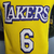 Camiseta regata amarela dos Los Angeles Lakers, com o número 6 e logotipo em destaque.