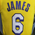 Camiseta regata amarela do Los Angeles Lakers, com o nome "JAMES" e o número 6 na parte de trás.