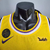 Camiseta regata amarela dos Los Angeles Lakers, da Nike, com detalhes em roxo e logotipo da marca.