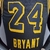 Camiseta regata preta dos Los Angeles Lakers com o número 24 e o nome Bryant, em destaque na parte de trás.