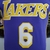 Camiseta regata roxa dos Los Angeles Lakers com o número 6 e logo da Nike.