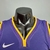 Camiseta regata roxa dos Los Angeles Lakers, modelo masculino, com gola V e detalhes em amarelo