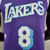 Camiseta regata roxa dos Los Angeles Lakers, com o número 8 e detalhes em azul.