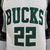 Camiseta regata branca dos Milwaukee Bucks com o número 22, fabricada pela Nike.