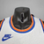 Camiseta regata branca do New York Knicks, da Nike, com detalhes em azul e laranja.