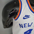 Camiseta regata branca do New York Knicks da Nike, com detalhes em azul e laranja.