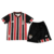 Kit infantil São Paulo II da New Balance, composto por camiseta vermelha e preta com listras e calça curta preta.