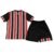 Kit infantil São Paulo II da New Balance, composto por camiseta com listras vermelhas e pretas e shorts pretos.