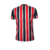 Camisa masculina do São Paulo FC com listras verticais vermelhas e pretas, vista de trás.