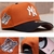 Boné New Era laranja com logo dos New York Yankees e detalhe do World Series.