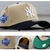 Boné New Era na cor bege com logo dos New York Yankees e detalhe do World Series.