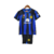 Kit infantil da Inter de Milão I 23/24, composto por camisa azul e short preto, com detalhes em amarelo e logotipo da Nike.