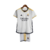 Kit infantil do Real Madrid, modelo 23/24, na cor branca, composto por camisa e shorts, com detalhes em azul e amarelo.