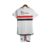 Kit infantil São Paulo I da Adidas, na cor branca, com detalhes em vermelho e preto, incluindo camiseta e short.