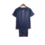 Kit infantil Paris Saint Germain da Nike, na cor azul, mostrando a parte de trás da camiseta e do short.