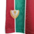 Detalhe do escudo do Fluminense na camisa infantil tricolor Umbro 23/24.