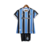 Kit infantil do Grêmio I 23/24, com camiseta azul e preta e shorts pretos, fabricado pela Umbro.