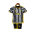 Kit infantil da Juventus 23/24, camiseta listrada em preto e branco com detalhes em amarelo.