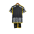 Kit infantil da Juventus 23/24, composto por camiseta e short nas cores preto e branco, com detalhes em amarelo.