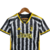 Camisa do Kit Infantil da Juventus I 23/24, com listras brancas e pretas, detalhes em amarelo e logotipo da Adidas.