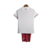 Kit infantil do Fluminense II Umbro 23/24 na cor branca, composto por camiseta branca com detalhes em vermelho e short vermelho.