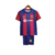 Kit infantil do Barcelona, composto por camiseta azul e grená com logo da Nike e Spotify, acompanhado de shorts.