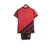 Kit infantil do Athletico Paranaense, composto por camiseta vermelha com detalhes em preto e short preto, exibido em um cabide.