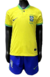 Camisa amarela e shorts azuis da Seleção Brasileira Infantil, com detalhes em verde e logo da Nike.