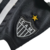 Emblema do Atlético Mineiro com estrela, parte do kit infantil branco e preto da temporada 23/24 da Adidas.