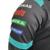 Detalhe da manga da camisa masculina Petronas 23/24 da Fórmula 1, com logotipos de patrocinadores.