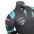 Camisa masculina preta da Petronas para a temporada 23/24 da Fórmula 1, com detalhes em azul e logotipos de patrocinadores.