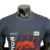 Camisa masculina azul da Red Bull Racing, modelo 23/24, com estampa MV33 e detalhes em laranja.