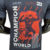 Camisa masculina azul da Red Bull Racing com estampa do piloto campeão de Fórmula 1, Max Verstappen, e o texto "Champion World 2021".