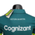 Camisa masculina verde da Aston Martin para a temporada 23/24 de Fórmula 1, destacando o logotipo da Cognizant.