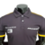 Camisa masculina preta da McLaren, modelo 23/24 da Fórmula 1, com detalhes em amarelo e o nome "Ricciardo" e o número "3".