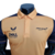 Camisa masculina laranja da McLaren, modelo 23/24 da Fórmula 1, com detalhes em azul e logotipos da equipe.