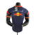 Camisa masculina azul da Red Bull para a temporada 23/24 da Fórmula 1, vista de costas, com logotipo da Oracle e estampas em vermelho e amarelo.