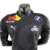 Camisa masculina preta da Red Bull para a temporada 23/24 da Fórmula 1, com logotipos da Red Bull, BMW e Puma.