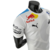 Camisa branca masculina da Red Bull para a temporada de Fórmula 1 23/24, com logotipos e detalhes em azul.