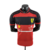 Camisa masculina da Ferrari para a temporada 23/24 da Fórmula 1, nas cores vermelha e preta.