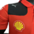 Camisa masculina da Ferrari 23/24 Fórmula 1 na cor vermelha, com detalhes em preto e logo da Shell.