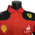 Camisa masculina da Ferrari 23/24 Fórmula 1 na cor vermelha, com detalhes em preto e logotipos da Ferrari e patrocinadores.