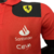 Camisa masculina vermelha da Ferrari 23/24 Fórmula 1, com logotipo da equipe e patrocínios visíveis.