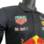 Camisa masculina azul da Red Bull para a temporada 23/24 de Fórmula 1, destacando logos de patrocinadores.