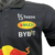 Camisa masculina da Red Bull para a temporada 23/24 de Fórmula 1, com detalhes em azul e logotipos de patrocinadores.