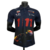 Camisa masculina azul da Red Bull Fórmula 1 23/24 com detalhes em vermelho e estampa do carro de corrida.