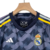 Detalhe do colarinho e logo do Kit Infantil Real Madrid III 23/24 da Adidas, em azul com detalhes em amarelo e branco.