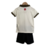 Kit Infantil Vasco II Kappa 22/23, na cor branca com detalhes em dourado e preto, mostrando a parte de trás da camiseta e o short preto.