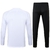 Conjunto de treino masculino da Nike, composto por camiseta branca de mangas longas e calça preta.